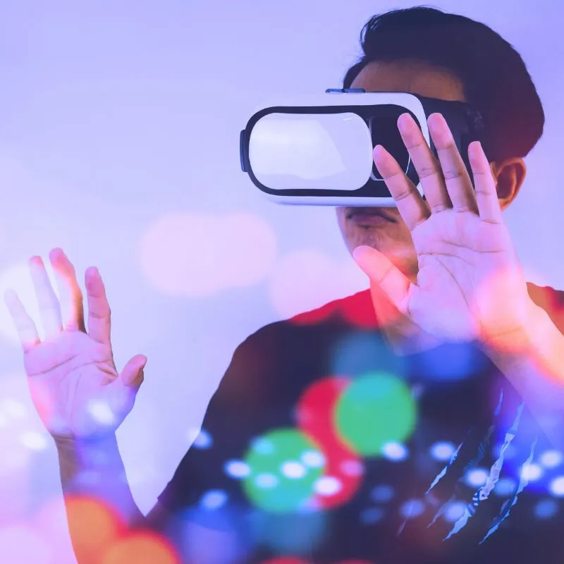 Persona con visore realtà aumentata